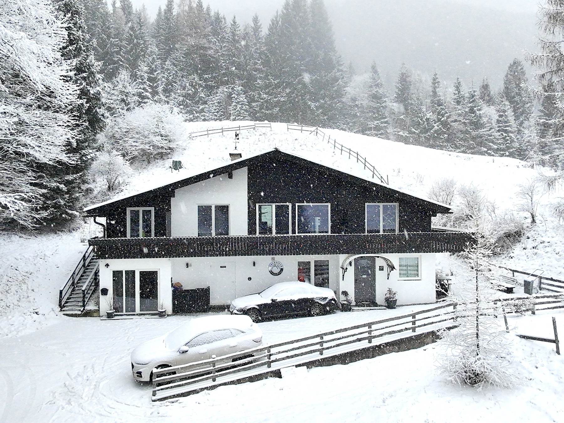 Die Waldvilla unter einer dicken Schneedecke