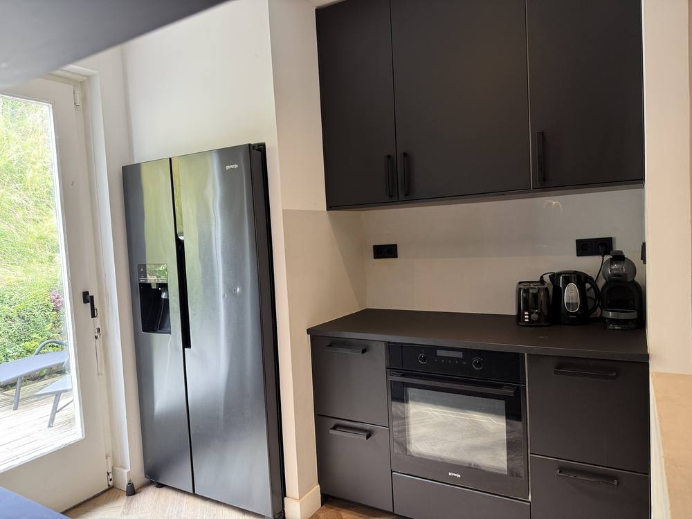 Küche mit großem Kühlschrank