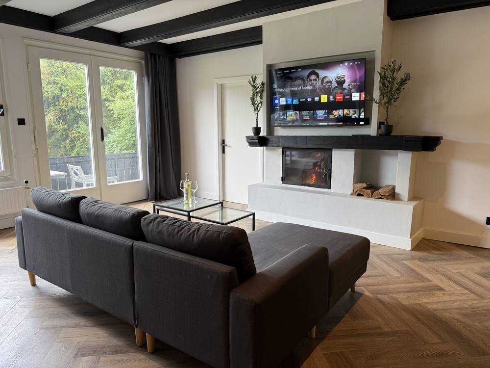 Wohnzimmer mit offenem Kamin